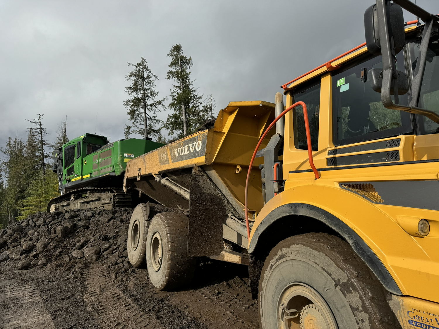 coast-roads-constrution-equipment-19 Construction vehicles on rocky terrain.